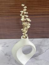 Arranjo de Flores SempreVivas Naturais em Vaso Decorativo, 15 cm, Branco com Padrão Art Déco