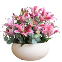 Arranjo De Lírios Flores Rosa Folhagem Eucalipto Vaso Bege