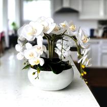 Arranjo de mesa flores 4 orquideas Artificiais no vaso Branco - La Caza Store