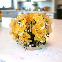 Arranjo de mesa flores 6 orquideas Amarelas no vaso ouro