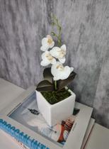 Arranjo De Mini Orquídea Branca Vaso Branco Quadrado - FLORESCER DECOR