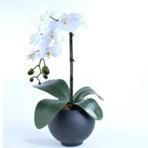 Arranjo de Orquídea Artificial Branca em Vaso Preto Fosco Ceci Arranjo de Orquídea Artificial Branca em Vaso Preto Fosco Ceci