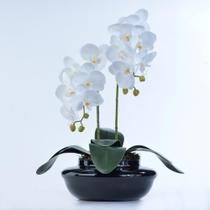 Arranjo de Orquídea Artificial em Terrário Pequeno Preto Arranjo de Orquídea Artificial em Terrário Pequeno Preto