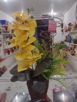 Arranjo de Orquídea, base em vime . Arranjo de Orquídea, base em vime .