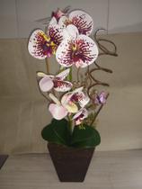 Arranjo de Orquídea colorido medindo 55x20CM