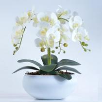 Arranjo de Orquídeas Artificiais Brancas em Vaso Branco Fosco - Vila das Flores