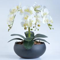 Arranjo de Orquídeas Artificiais Brancas em Vaso Preto Fosco