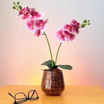 Arranjo de orquídeas artificiais com vaso de vidro