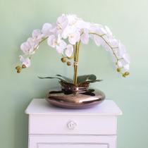 Arranjo de Orquídeas Brancas Artificiais no Vaso Bronze Formosinha
