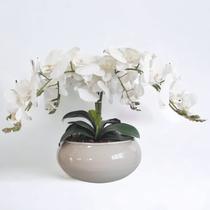 Arranjo de orquideas brancas artificiais no vaso grande