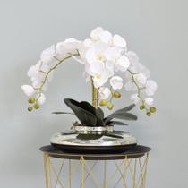 Arranjo de Orquídeas Brancas no Vaso Prateado Formosinha