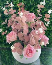 Arranjo de rosa com folhagens rose vaso branco Arranjo de rosa com folhagens rose vaso branco