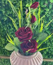 Arranjo de rosas Marsala com folhagens vaso de louça cor: grafite com detalhes