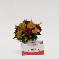 Arranjo de Rosas Vermelhas e Astromélias com Chocolate - flor de liz