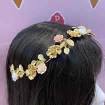 Arranjo Dourado com Flores para Penteado