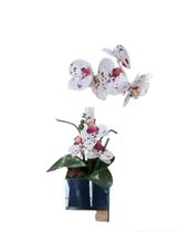 Arranjo flor orquídea, com pétalas de silicone e vaso espelhado. Arranjo flor orquídea, com pétalas de silicone e vaso espelhado.