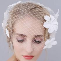 Arranjo Flores Brancas e Rendinha para cabelo de Noivas, Casamento. Arranjo Flores Brancas e Rendinha para cabelo de Noivas, Casamento.