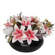 Arranjo Flores Lírios Pink e Folhagem Verde Vaso Espelhado Arranjo Flores Lírios Pink e Folhagem Verde Vaso Espelhado