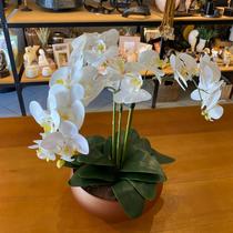 Arranjo Grande Centro de Mesa 3 Orquídeas Branca 3d Vaso Cobre Terracota - Decore Fácil Shop