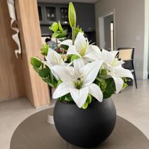 Arranjo Lírio Branco Artificial Centro de Mesa Completo Vaso Preto