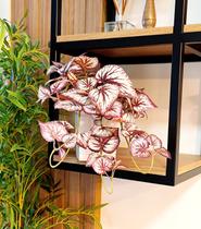 Arranjo no vaso branco planta outonada begonia roxa artificial