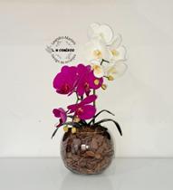 Arranjo Orquídea Branca Com Rosa Borboleta 3D Realista Permanente Siliconada Para Decoração de Mesa