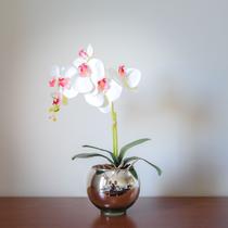 Arranjo Orquídea Branca com Vaso Espelhado - Divina Mãe Decorações