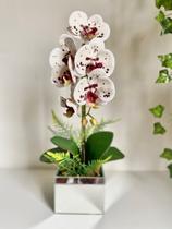 Arranjo orquídea branco mesclado de silicone no vaso de vidro espelhado