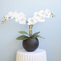 Arranjo Orquídeas Brancas Silicone no Vaso Preto Formosinha