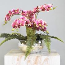 Arranjo Orquídeas e Samambaia Artificial no Vaso Prateado Formosinha