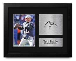 Arte de Parede HWC Trading Foto emoldurada e assinada de Tom Brady