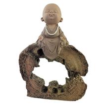Artigo Decoração Religioso Estátua Resina Buda Monge Budista Tibetano Meditando Sentado Tronco Bege Marrom - Bras Continental
