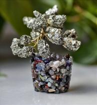Árvore de Pedra Pirita com Base de Cristais Variados - 9 cm de Altura Árvore de Pedra Pirita com Base de Cristais Variados - 9 cm de Altura