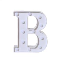 As luzes de controle remoto da letra do alfabeto conduzidas iluminam acima as letras plásticas brancas que estão