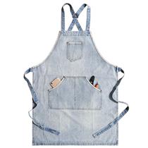 Avental de ganga lavado em azul claro com alças e bolsos cruzados Avental de ganga lavado em azul claro com alças e bolsos cruzados