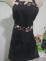 Avental preto com detalhes estampados