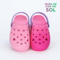 Babuche Bebê Menina Mar e Cor Muda de Cor no Sol Rosa