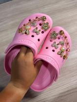 Babuche leve macio croco com botons
