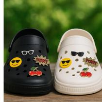 Babuche Moleca Feminina com Pins Divertidos Preto e Off White