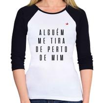 Baby Look Raglan Alguém me tira de perto de mim Manga 3/4 - Foca na Moda Baby Look Raglan Alguém me tira de perto de mim Manga 3/4 - Foca na Moda