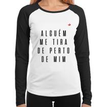 Baby Look Raglan Alguém me tira de perto de mim Manga Longa - Foca na Moda Baby Look Raglan Alguém me tira de perto de mim Manga Longa - Foca na Moda