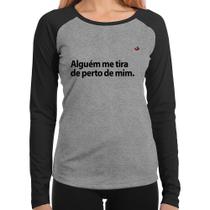 Baby Look Raglan Alguém me tira de perto de mim. Manga Longa - Foca na Moda Baby Look Raglan Alguém me tira de perto de mim. Manga Longa - Foca na Moda