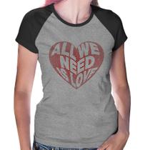 Baby Look Raglan All We Need Is Love - Foca na Moda Baby Look Raglan All We Need Is Love - Foca na Moda