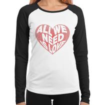Baby Look Raglan All We Need Is Love Manga Longa - Foca na Moda Baby Look Raglan All We Need Is Love Manga Longa - Foca na Moda
