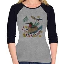 Baby Look Raglan Beija Flor No Ninho Manga 3/4 - Foca na Moda Baby Look Raglan Beija Flor No Ninho Manga 3/4 - Foca na Moda