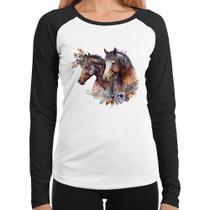 Baby Look Raglan Casal de cavalos e flores Manga Longa - Foca na Moda Baby Look Raglan Casal de cavalos e flores Manga Longa - Foca na Moda