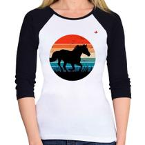 Baby Look Raglan Cavalo Vintage Sunset Manga 3/4 - Foca na Moda Baby Look Raglan Cavalo Vintage Sunset Manga 3/4 - Foca na Moda