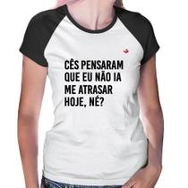 Baby Look Raglan Cês pensaram que eu não ia me atrasar - Foca na Moda Baby Look Raglan Cês pensaram que eu não ia me atrasar - Foca na Moda