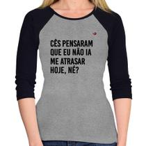 Baby Look Raglan Cês pensaram que eu não ia me atrasar Manga 3/4 - Foca na Moda