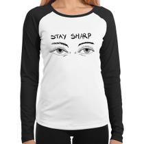 Baby Look Raglan Eyes Stay Sharp Manga Longa - Foca na Moda Baby Look Raglan Eyes Stay Sharp Manga Longa - Foca na Moda